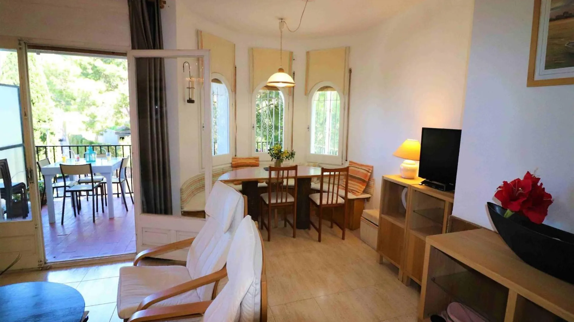 Spacious Apartment With Barbecue Montjoi